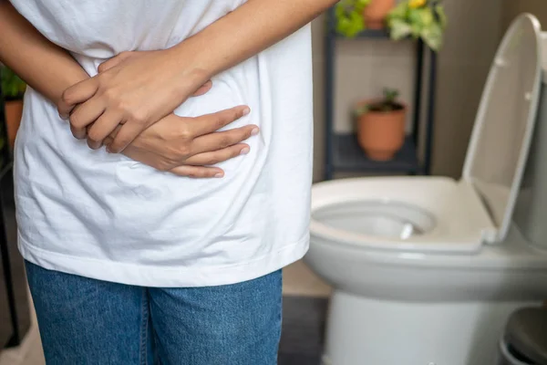 腹泻症状妇女 患病妇女患腹泻 月经期抽筋 食物中毒 亚洲青年妇女保健模式 — 图库照片