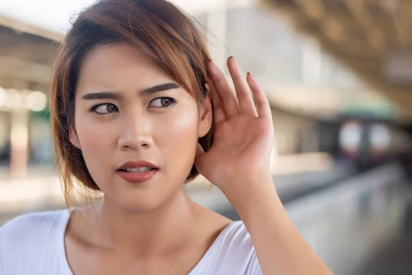Mujer Triste Que Escucha Malas Noticias Sufre Oído Audición Pérdida —  Fotos de Stock