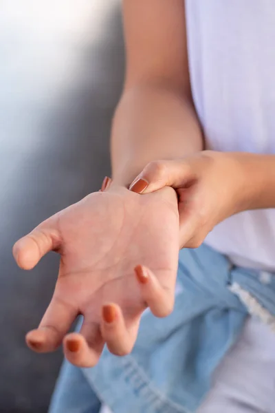 Жінка Яка Страждає Від Синдрому Тригерного Пальця Клітин Або Зап — стокове фото