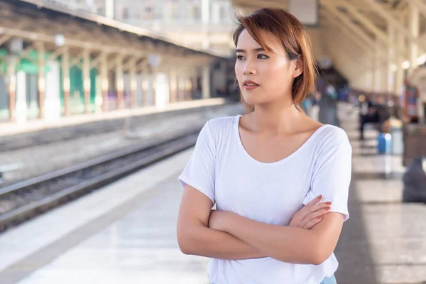 Wanita Menunggu Untuk Metro Kota Atau Stasiun Kereta Bawah Tanah — Stok Foto