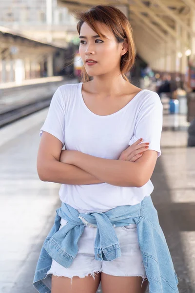 Mulher Esperando Por Metrô Cidade Estação Metrô Conceito Viajante Transporte — Fotografia de Stock