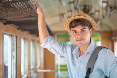 Erkek sırt çantalı gezgin portresi; seyahat, turizm, tatil gezisi, sırt çantası seyahati, solo seyahat konsepti