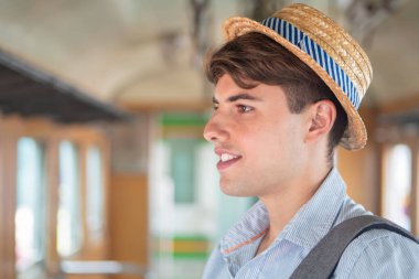 Erkek sırt çantalı gezgin portresi; seyahat, turizm, tatil gezisi, sırt çantası seyahati, solo seyahat konsepti