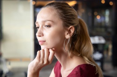 Mutsuz endişeli kadın sorunu düşünüyor.