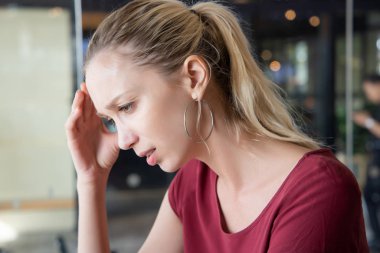 Stres, depresyon, tükenme belirtileri gösteren depresyonlu bir kadın.
