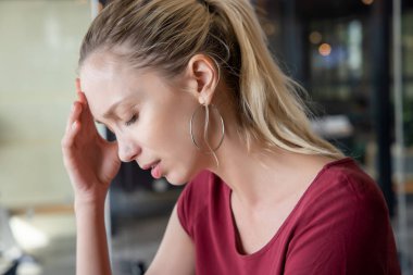 Stres, depresyon, tükenme belirtileri gösteren depresyonlu bir kadın.