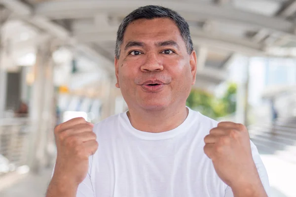 Emocionado Sorprendido Viejo Asiático Hombre —  Fotos de Stock