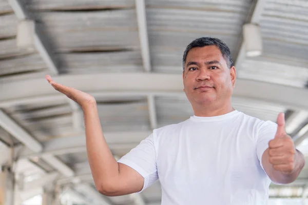 Asiático Viejo Sénior Hombre Apuntando Pulgar Hasta Mano Gesto — Foto de Stock