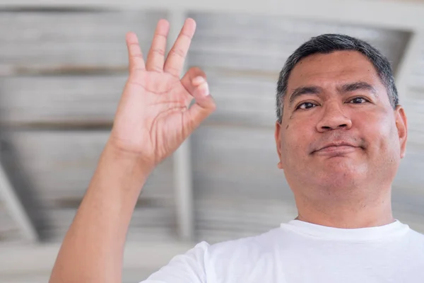 Asyalı Yaşlı Adam Işaret Ediyor Tamam Hareketi — Stok fotoğraf
