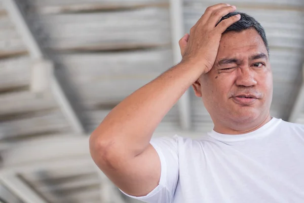 Kranker Asiatischer Senior Mit Kopfschmerzen Stress Depressionen Alzheimer — Stockfoto