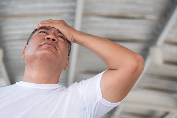 Kranker Asiatischer Senior Mit Kopfschmerzen Stress Depressionen Alzheimer — Stockfoto