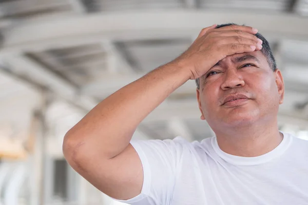 Kranker Asiatischer Senior Mit Kopfschmerzen Stress Depressionen Alzheimer — Stockfoto