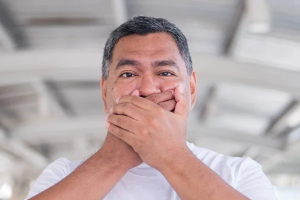 Hombre Viejo Cubriendo Boca Concepto Censura Limitación Libertad Expresión Secreto —  Fotos de Stock