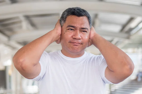 Hombre Viejo Cubriendo Sus Oídos Concepto Censura Limitación Libertad Expresión — Foto de Stock