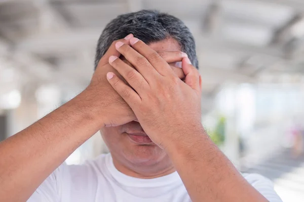 Alter Mann Der Seine Augen Verdeckt Konzept Der Zensur Einschränkung — Stockfoto