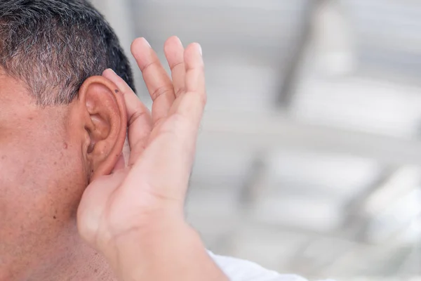 高齢者の耳を閉じるショット 耳や聴覚医療の概念 聴覚障害 — ストック写真