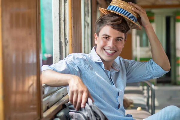 Retrato Hombre Mochila Viajero Con Sombrero Concepto Viaje Turismo Viaje —  Fotos de Stock