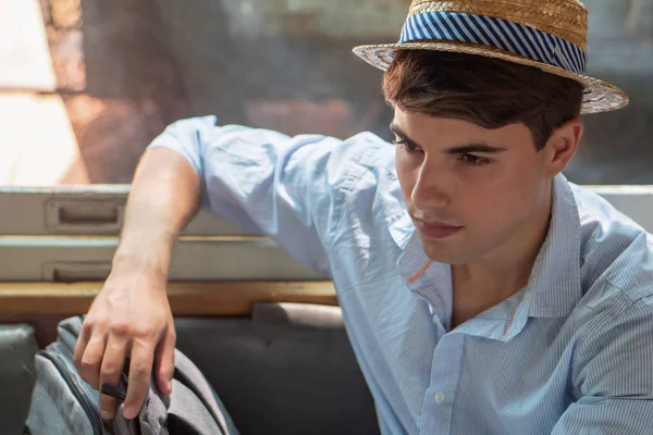 Retrato Hombre Mochila Viajero Con Sombrero Concepto Aventura Viajes Turismo —  Fotos de Stock