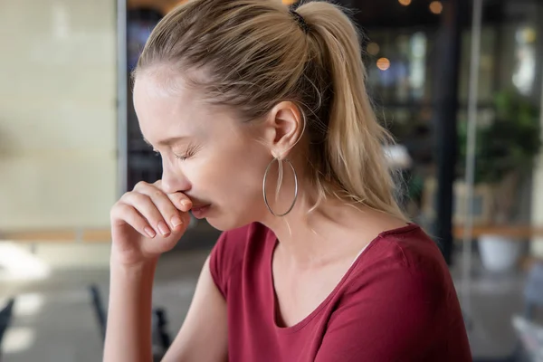 Kaukázusi Szenved Orrfolyás Fogalma Egészségügyi Ellátás Testápolás Betegség Hideg Influenza — Stock Fotó