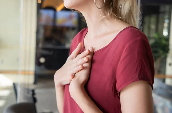 Zieke Vrouw Met Indigestieprobleem Zure Reflux Gerd Astmasymptomen Vrouw Gezondheidszorg — Stockfoto