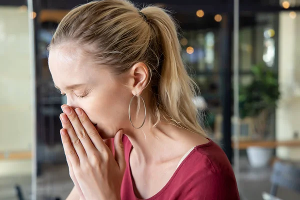 Kaukasisk Kvinna Nysningar Begreppet Vård Kroppsvård Sjukdom Förkylning Influensa Allergi — Stockfoto