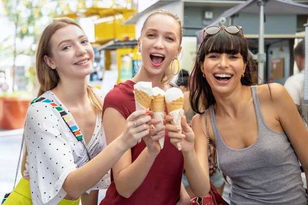 Mulheres Jovens Caucasianas Latino Americanas Comendo Sorvete Coco Conceito Viajante — Fotografia de Stock