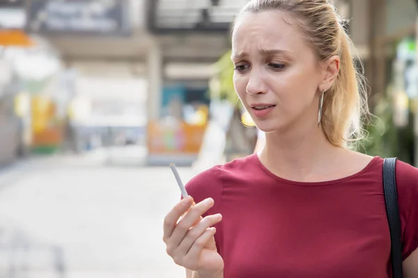 Határozott Próbál Leszokni Dohányzásról Eltöri Cigarettát Koncepció Dohányzás Tilalmáról Dohányzásról — Stock Fotó