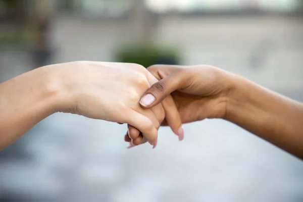 Kavkazská Žena Africká Žena Ruku Ruce Potřásající Rukou Koncept Tolerance — Stock fotografie