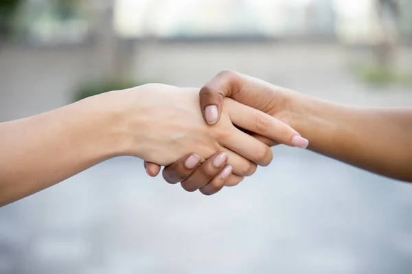 Mujer Caucásica Mujer Africana Mano Sacudiéndose Mano Entre Concepto Tolerancia — Foto de Stock