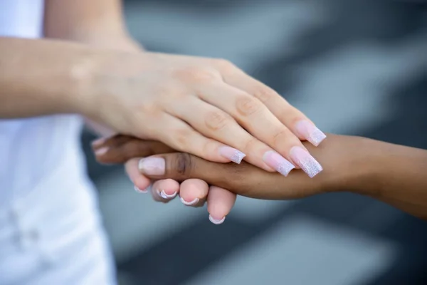 Caucasian Woman African Woman Hand Hand Hand Shaking Each Other — Stock Photo, Image