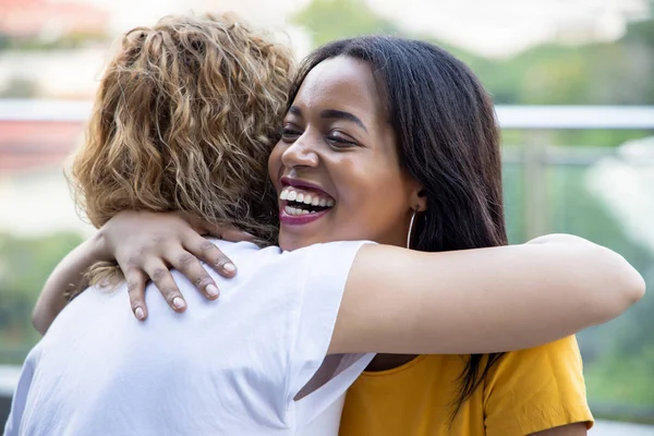 Mulher Negra Africana Abraçando Branco Branco Amigo Mulher Conceito Tolerância — Fotografia de Stock