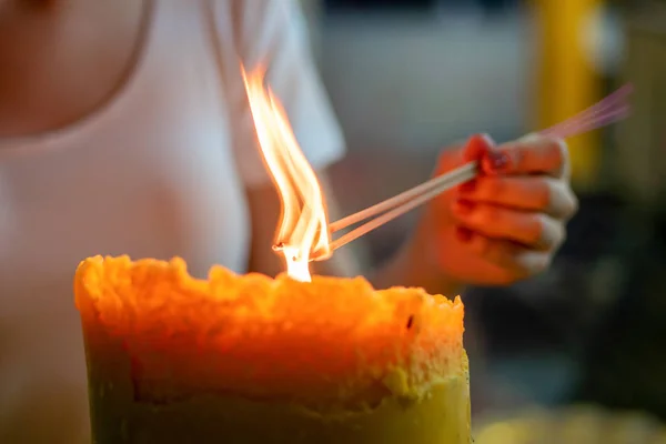 Religieuze Aziatische Boeddhistische Vrouw Bidden Opsteken Joss Stok Wierook Vrouwelijke — Stockfoto