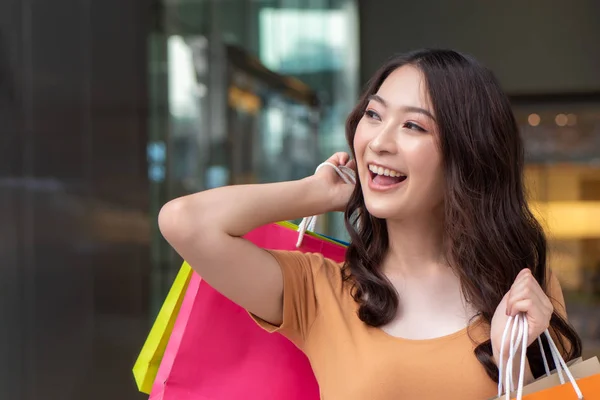 Feliz Mulher Sorrindo Compras Com Saco Compras Colorido Shopping Center — Fotografia de Stock