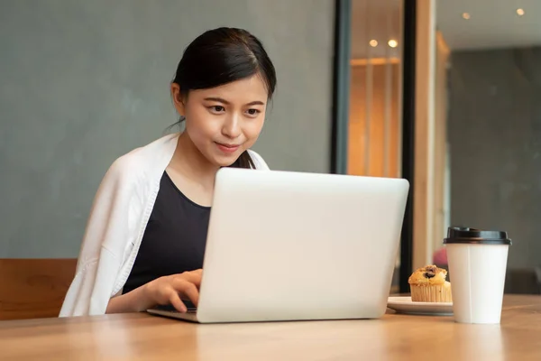 Щаслива Азіатська Бізнес Леді Власник Малого Стартапу Працює Ноутбуком Кав — стокове фото