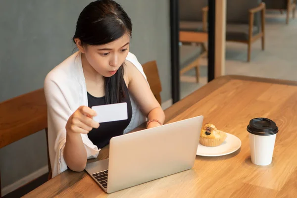 Glada Glada Asiatiska Affärskvinna Med Kreditkort Små Start Företagare Som — Stockfoto