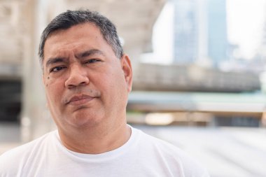 Asyalı kızgın yaşlı bir adam portresi; kızgın kızgın kızgın kızgın Senoir adam kötü yüz ifadesi ile size bakıyor