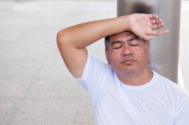 hasta, yorgun, bitkin, yaşlı bir adam, şehir çevresindeki Asyalı kıdemli bir adam, yaşlı bir adam, yaşlı bir vatandaş için yaşlı bir model, emekli, sağlık sorunları olan bir adam.