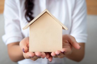 kadın ev modeli; ev kredisi kavramı, ev kredisi, ev sigortası, ev kredisi, ev satın alma, emlakçı, aile mülkiyeti