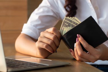 Çevrimiçi ödeme parası olan modern bir kadın, elektronik çanta, internetten para kazanmak, nakitsiz toplumda uygulama cüzdanı