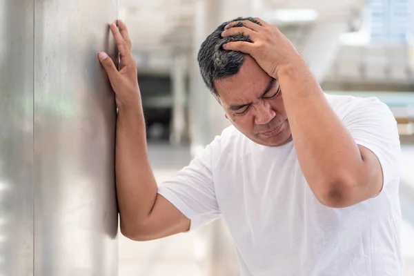 Enfermo Asiático Hombre Mayor Que Sufre Dolor Cabeza Vértigo Concepto —  Fotos de Stock