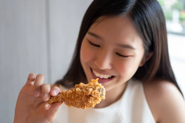 Wanita Lapar Mencari Makan Ayam Goreng Konsep Makanan Lezat Layanan — Stok Foto