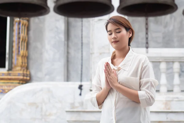 Religiös Asiatisk Buddistkvinna Som Ber Kvinnlig Buddist Lärjunge Meditera Mässande — Stockfoto