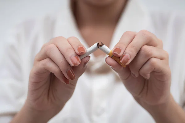 Kvinna Bryter Cigarett För Att Sluta Röka Rökförbud Eller Rökförbud — Stockfoto