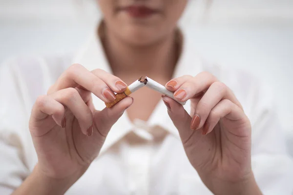 Kvinna Bryter Cigarett För Att Sluta Röka Rökförbud Eller Rökförbud — Stockfoto