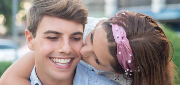 Frau Küsst Ihren Liebhaber Mann Konzept Der Liebe Valentinstag Liebevolles — Stockfoto