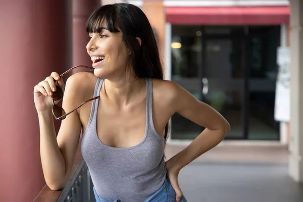 Gelukkig Lachend Positief Ontspannen Zorgeloos Spaanse Vrouw Portret Met Vriendelijke — Stockfoto