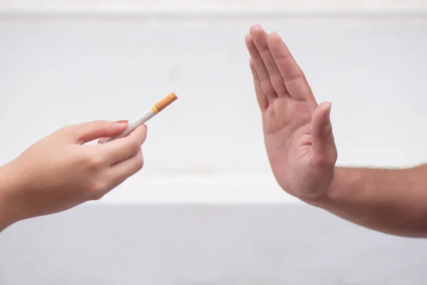 Mano Hombre Tratando Dejar Fumar Rechazando Oferta Cigarrillos Diciendo Humo —  Fotos de Stock