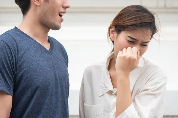 Mujer Que Sufre Mal Aliento Del Hombre Concepto Caries Dental —  Fotos de Stock