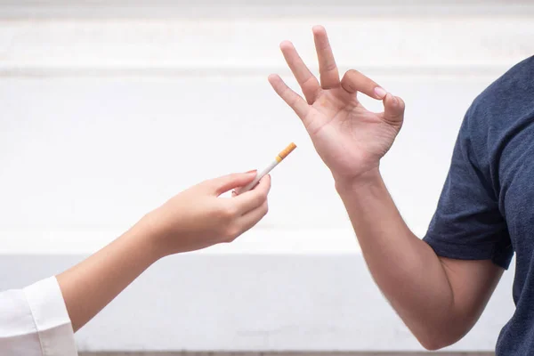 Hombre Diciendo Que Está Bien Para Fumar Con Cigarrillo Ofrecido —  Fotos de Stock