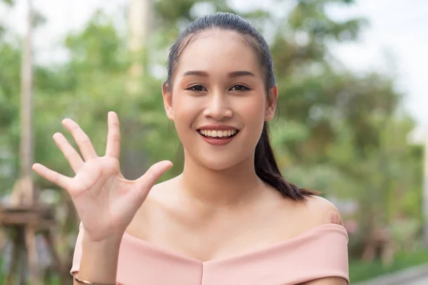 Asiatisk Kvinna Pekar Räkna Fem Finger Porträtt Positiva Glada Leende — Stockfoto